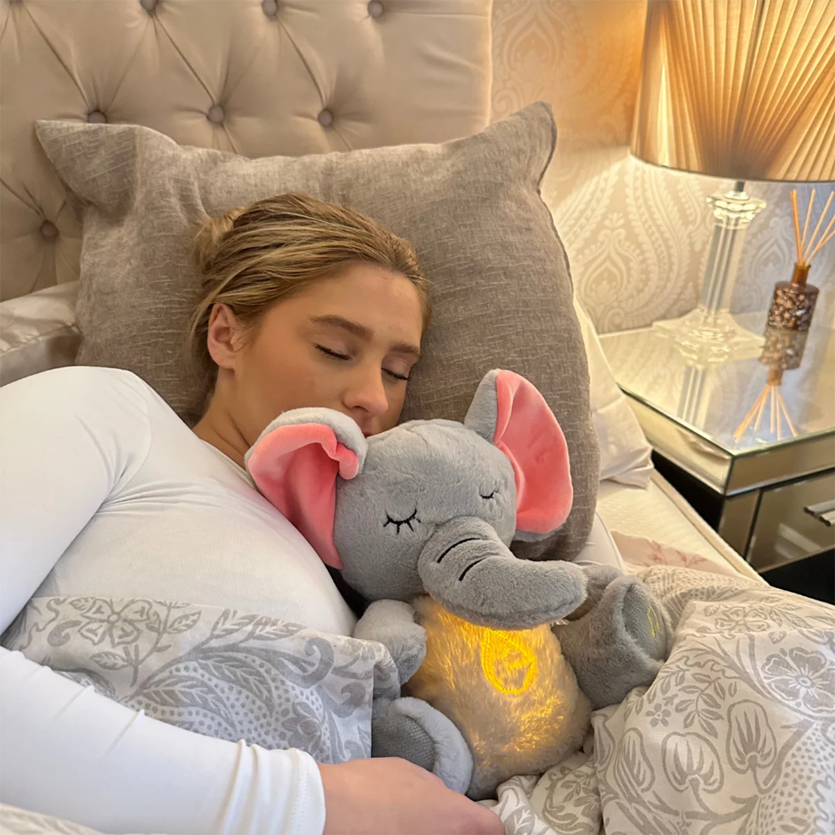 🦙✨ "Dulces Sueños con Nuestro Elefante de Peluche: 4 Modos de Respiración, Música y Luz para Relajar🎶💤"